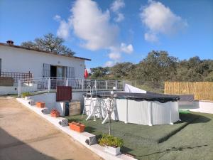 埃尔卡斯蒂略德拉斯瓜尔达斯Villa Saudade, casa entre encinas的草坪上帐篷的房子