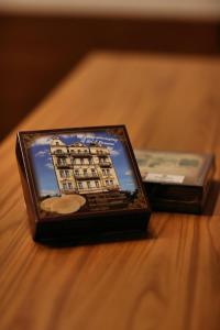 卡罗维发利罗马尼亚酒店的一张小木箱,上面有建筑物的照片