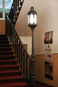 卡罗维发利罗马尼亚酒店的楼梯旁的街灯,楼梯