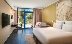 埃拉特Brown Red Sea - Central Park的酒店客房设有床和客厅。