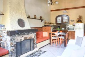 KefálionVelanos Villas的带壁炉的客厅和厨房