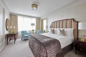 都柏林韦斯特伯里酒店的酒店客房设有一张大床和一张书桌。