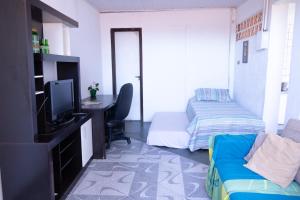 蓬塔格罗萨Apartamentos na região Central Cobertura e 2 quartos的一间带电视和床的客厅