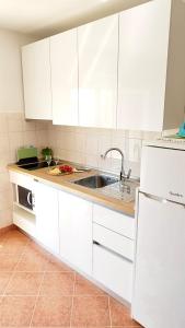 特罗吉尔Apartment Anita的厨房配有白色橱柜和水槽