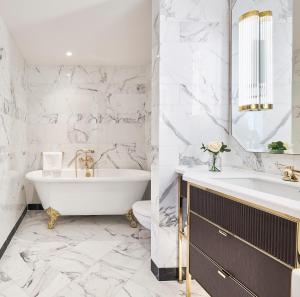 都柏林韦斯特伯里酒店的带浴缸和盥洗盆的浴室