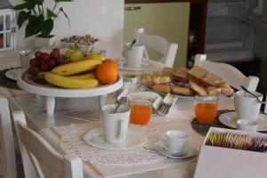 波尔托奥蒂罗卢Le Trame di Ka.Sa的一张桌子,上面放着一盘水果和橙汁