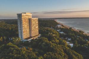 蒂门多弗施特兰德PLAZA Premium Timmendorfer Strand的海滩旁高楼空中景观