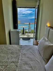 德尔米Oscar’s Apartments Drymades的一间卧室配有一张床,享有海景