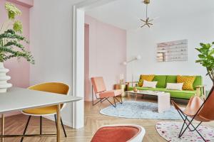 卢森堡Halcyon Days Luxembourg的客厅配有绿色沙发和椅子
