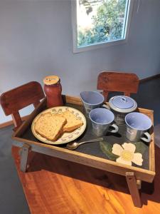 圣卡洛斯-德巴里洛切Cabaña Los Ulmos Bariloche的一张木桌,上面有一盘面包