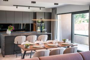 察夫塔特"Villa AnMari" The Cavtat View Residence的厨房以及带桌椅的用餐室。