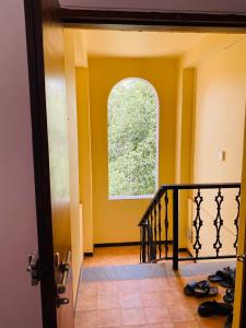 瓦尔恰Nirvan的走廊上设有窗户,设有楼梯