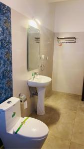 瓦尔恰Nirvan的浴室配有白色水槽和卫生间。