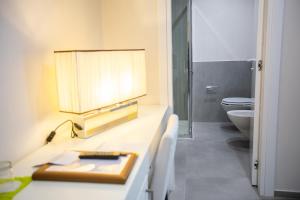 奥斯图尼蒙特萨拉戈酒店的一间带水槽和卫生间的浴室