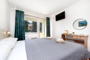 罗维尼Casa Caterina的一间卧室设有一张大床和一个窗户。