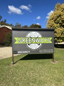 托克姆沃尔Greenways Holiday Units的草上绿道标志的标志