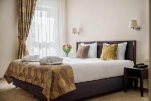 克莱佩达Euterpe Hotel的一间卧室设有一张大床和一个窗户。