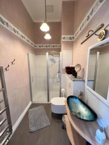 松德斯豪森Alte Post Sondershausen的浴室配有盥洗盆、卫生间和浴缸。