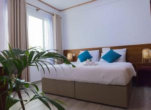 KudarikiluNihaali Maldives的一间卧室配有一张带蓝色枕头的大床