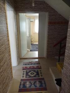 达拉曼ESKA 121 airport的走廊铺有瓷砖地板,设有楼梯和客房