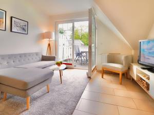 赛巴特班森Haus Auguste - App. 16的带沙发和电视的客厅