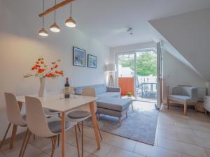 赛巴特班森Haus Auguste - App. 16的客厅配有桌子和沙发