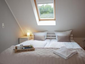 赛巴特班森Haus Auguste - App. 16的卧室配有一张大白色床和窗户