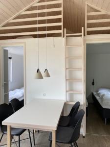 StoubyRosenvold Strand Camping的配有桌椅和床的房间