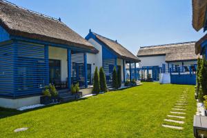 圣格奥尔基Déjà Blue - ADULT ONLY的一排带院子的蓝色和白色房屋