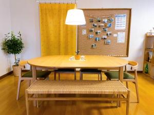 稚内LuLu Stay的餐桌、椅子和台灯