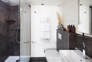 巴黎旺多姆圣日耳曼酒店的带淋浴、卫生间和盥洗盆的浴室