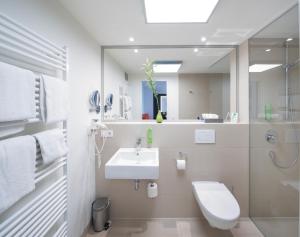 海德堡博丁哈斯7天酒店的一间带水槽、卫生间和镜子的浴室