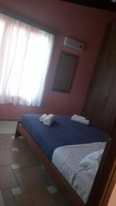 DharivianáΤο σπιτάκι στη Μουρνέ的一间卧室配有一张床,上面有两条毛巾