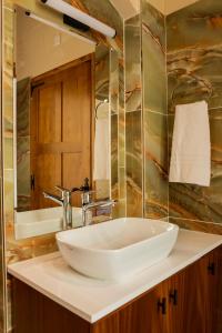 维多利亚Razzett Ziffa的浴室设有白色水槽和镜子