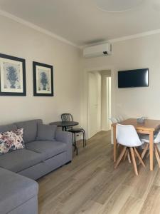 利多迪耶索罗VILLA EMMA -WALTERIGATO Apartments SOLO PER FAMIGLIE的客厅配有沙发和桌子