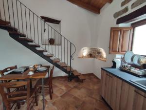 LoceriLa Corte Dei Baroni的一间带桌子和螺旋楼梯的厨房