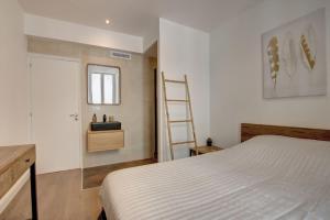 戛纳JEJ1-Two bedrooms Cannes Center的一间卧室设有一张床、梯子和镜子