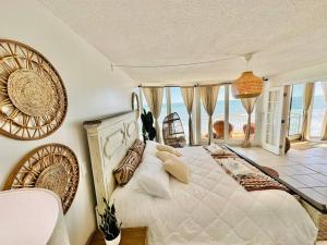 代托纳海滩Relax'n'Retreat @ BellaView603的一间卧室设有一张大床,享有海景