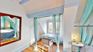 Bordeaux-Saint-ClairChâteau de Saint-Clair的一间卧室配有一张床、一张书桌和一面镜子