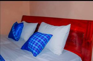 EmaliJambo Afrika Resort的床上的2个蓝色枕头