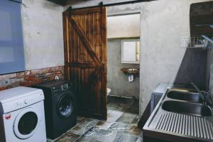 大布拉克勒菲Oppi Plaas See Uitsig的洗衣房配有洗衣机和水槽