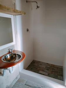 大布拉克勒菲Oppi Plaas See Uitsig的一间带水槽和窗户的浴室