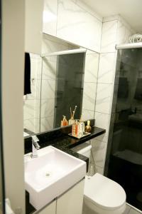 塔瓜汀加Apto funcional ao lado da Universidade Catolica的白色的浴室设有水槽和卫生间。