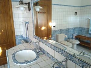 阿托吉亚达巴莱亚CASA DO LARGO的一间带水槽、卫生间和镜子的浴室