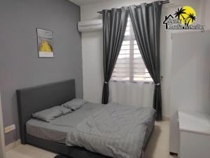 LenggingSantai D' Mantin Homestay的一间卧室配有床和带窗帘的窗户