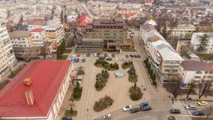 PaşcaniHOTEL CENTRAL的汽车和建筑的空中景观