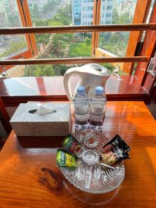 波来古市Hotel Hoàng My的桌子上方的桌子上装有水瓶