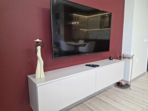 瓦尔纳PAPAYA APARTMENTS的一间房间里白色梳妆台的电视机
