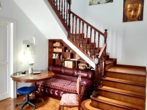 大加那利岛拉斯帕尔马斯Nomad Villa Santa Fe的客厅设有楼梯、桌子和椅子