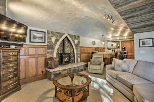 谢里登Stunning Sheridan Ranch Villa Mountain View!的带沙发和壁炉的客厅